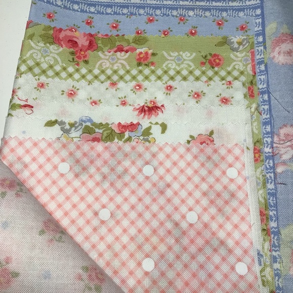 Moda Fat Quarter Bundle - 12 Fat Quarters of beautiful quilting quality cottons - Picture 3 of 14